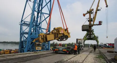 100-тонният плаващ кран &bdquo;Титан&ldquo; разтовари машините за &bdquo;Балкански поток&ldquo;