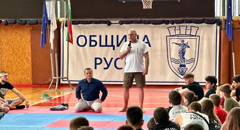 Открит разговор срещу агресията: Кметът Пенчо Милков се срещна с над 150 деца от бойните спортове в Русе