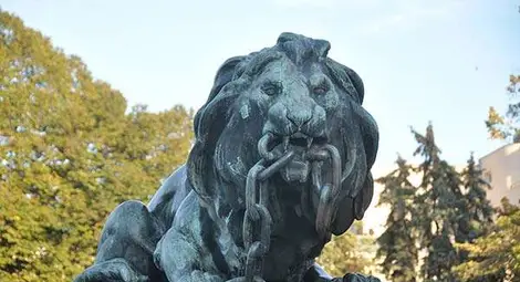 Гол австриец яхна лъва на Паметника на свободата Гол австриец яхна лъва на Паметника на свободата