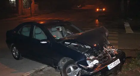 Мерцедес се разби в тръбите на ТЕЦ