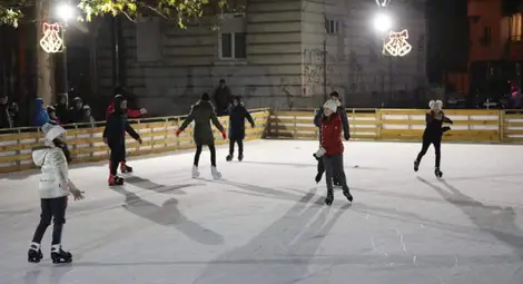 Инструктори обучават начинаещи кънкьори на ледената пързалка Инструктори обучават начинаещи кънкьори на ледената пързалка