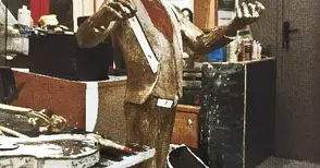 Цигуларче от стъкло и бронз  ще „свири“ на пешеходците