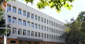 Монтират подемна платформа за хора с увреждания в Европейското училище