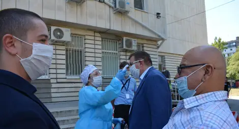 В &bdquo;Медика&ldquo; първо измериха температурата на министъра, преди да влезе в болницата.                           Снимка: УМБАЛ &bdquo;Медика&ldquo;