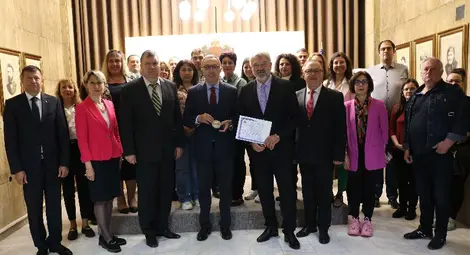 Експрезидентът Петър Стоянов бе удостоен с плакет от областния управител на Русе Драгомир Драганов Експрезидентът Петър Стоянов бе удостоен с плакет от областния управител на Русе Драгомир Драганов