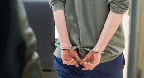 Пиян младеж скочил да се бие с полицай на разсъмване Пиян младеж скочил да се бие с полицай на разсъмване