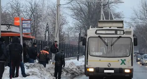 Шофьор на тролей се извини на пострадали при потегляне жени