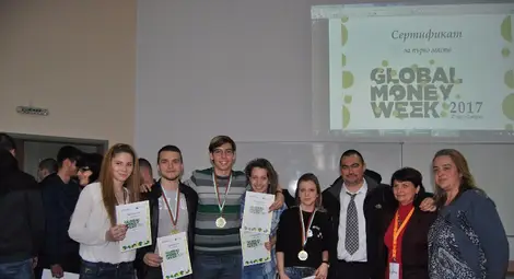 Ученици разработиха онлайн  платформа обучение по финанси