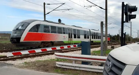 Пътнически влак и лек автомобил са катастрофирали в района на жп спирката при с. Ганчовец