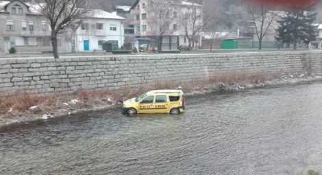Такси падна в река в Дупница пред черквата Св. Никола