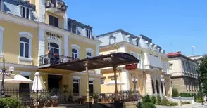 Психично болен трошил с пейка входната врата на хотел „Чарлино“