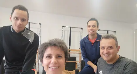 Семейството в залата.