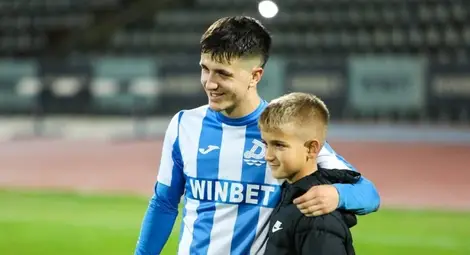 Марио с един от феновете си на Градския стадион.  Снимка: ФК &bdquo;Дунав&ldquo;