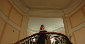 Абитуриентка с ефектна фотосесия в библиотеката