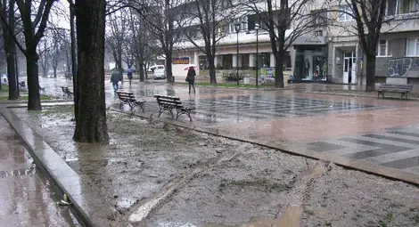 Затварят централния площад с колчета и синджири срещу автомобилни хулигани