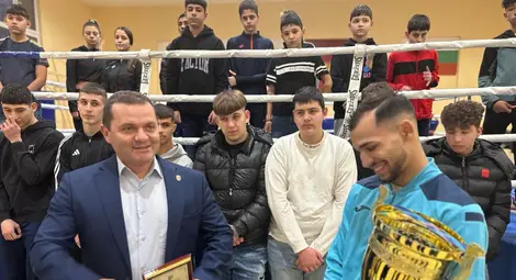 Кметът на Русе Пенчо Милков посрещна 8-кратния европейски шампион по бокс Радослав Росенов