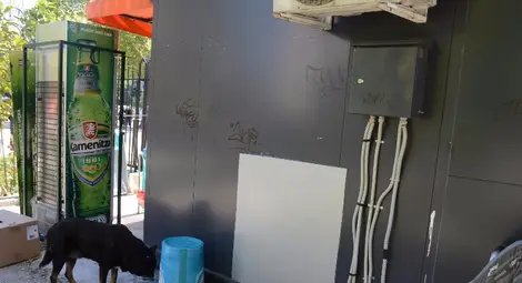 Светлият квадрат показва къде е пробита стената на будката.                   Снимка:Бисер ТОДОРОВ