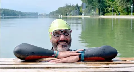 Французин плува 33 км в помощ на български сираци