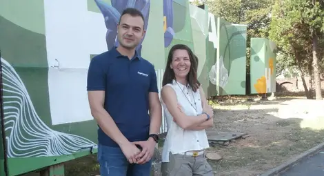 Зелена композиция с красиви цветя преобрази ръждясали метални пана