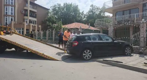 22-годишен с БМВ се блъсна в бетонна ограда на къща