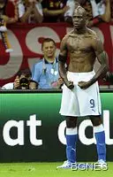 Балотели бесен на Роналдо, че му откраднал позата