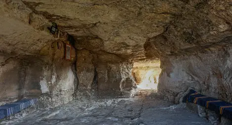 Уредникът от русенския музей Евгени Георгиев представя Беляновския скален манастир Уредникът от русенския музей Евгени Георгиев представя Беляновския скален манастир