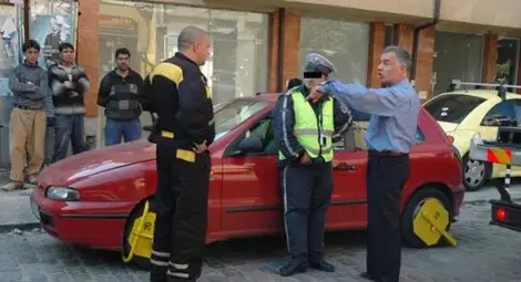 Трикове: Хитри шофьори чупят скоби със спрей Трикове: Хитри шофьори чупят скоби със спрей