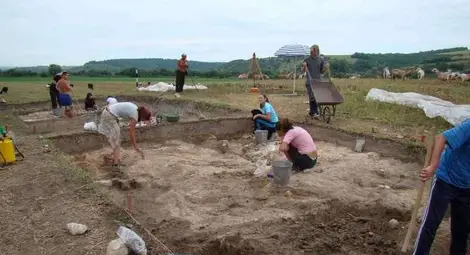 Гривна и кремъчни ножове на близо 7000 години откриха край Бъзовец