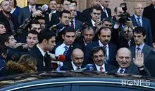 Турски министър затвори басейн, за да се учи жена му да плува