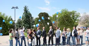 Символична деветка от младежи пусна в небето 28 сини балона