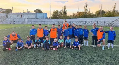 Децата на „Дунав“ тренираха с батковците от първия отбор Децата на „Дунав“ тренираха с батковците от първия отбор