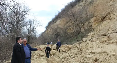 Разчистват свлачище по пътя край Пиргово Разчистват свлачище по пътя край Пиргово