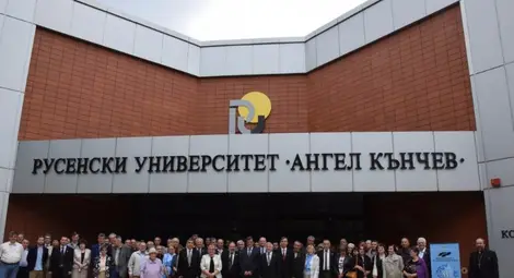 Настоящи и бивши ръководители и преподаватели във факултета се снимаха за спомен.  Снимка: РУ