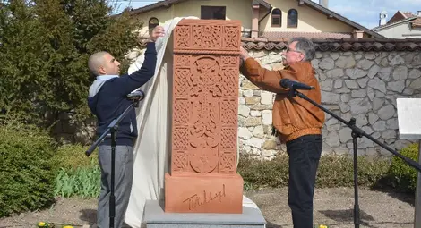 Откриването на каменния кръст-хачкар в къщата музей Пейо Яворов в Чирпан.                                Снимка: tvstz.com
