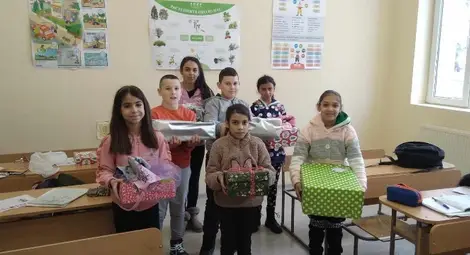 Всички деца от Караманово с подаръци от Германия за Деня на прегръдката Всички деца от Караманово с подаръци от Германия за Деня на прегръдката