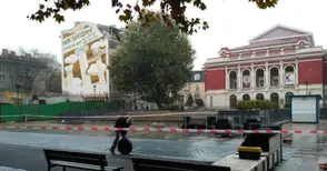 Монтират новата ледена пързалка