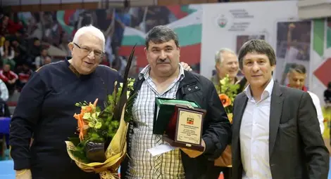 Почетен плакет от федерацията по борба за треньора Вальо Ангелов