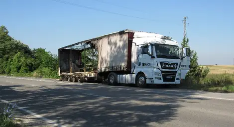 Камион пламна в движение, бус се обърна при разчистването на пътя