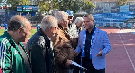 Стотици русенци дойдоха на градския стадион да отбележат 50 години от победата на „Дунав“ над „Рома“ Стотици русенци дойдоха на градския стадион да отбележат 50 години от победата на „Дунав“ над „Рома“