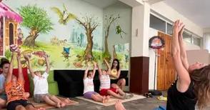 Деца от „Милосърдие“ изучават йога пози