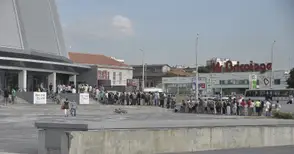 Треска за „Назарет“ Опашките пред двата пункта за безплатни билети започнаха да се трупат час преди отварянето им