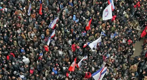 Нов щурм в Симферопол, разкъсан е полицейски кордон. Искащите референдум скандират "Русия!" Нов щурм в Симферопол, разкъсан е полицейски кордон. Искащите референдум скандират "Русия!"