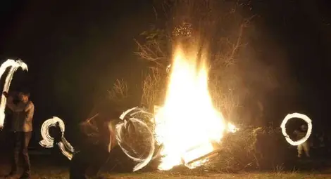 С &bdquo;Пречистващ огън&ldquo; в Мартен изпратиха Сирни Заговезни