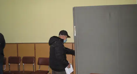 Близо 1300 души в Русе и Басарбово гласуват с хартиени бюлетини заради повреда на машините