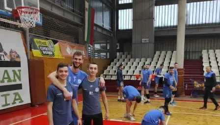 Пенев и Мутафов бяха посрещнати сърдечно от батковците в представителния тим.             Снимка: ВК &bdquo;Дунав&ldquo;