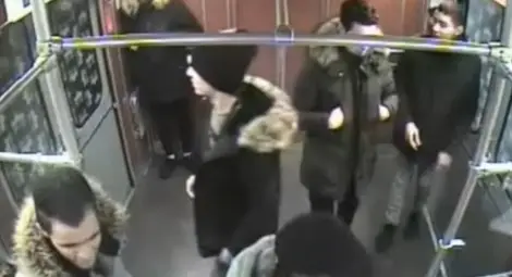 Метро, Берлин, седем младежи... подпален бездомник