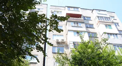 И блок &bdquo;Карлово&ldquo; е в списъка за спешни грижи заради раздалечените секции на сградата. 	  Снимка: Красимир СТОЯНОВ