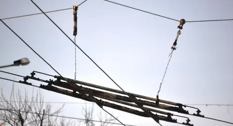 Крадци разкачиха 250 метра жици от тролейбусната мрежа Крадци разкачиха 250 метра жици от тролейбусната мрежа