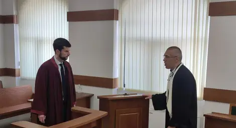 Прокурор Марио Песучи /вляво/ разговаря със зам.-председателя на съда Ивайло Йосифов. Снимка: Административен съд-Русе