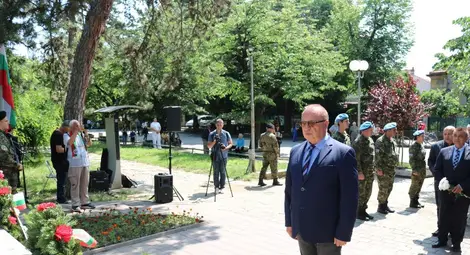 Русе почете Ботев и падналите за свободата на България пред Мемориала на загиналите във войните Русе почете Ботев и падналите за свободата на България пред Мемориала на загиналите във войните